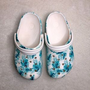 Crocs Crocband blue and white floral